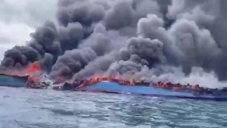 title KM Bukit Sumber Poleang Terbakar di Perairan Bombana, Puluhan Penumpang Panik Lompat ke Laut KM Bukit Sumber Poleang Terbakar di Perairan Bombana, Puluhan Penumpang Panik Lompat ke Laut