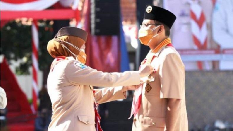 title Khofifah Sematkan Pin Emas kepada Gus Ipul, Ketua Kwarda Pramuka Jatim 2 Periode Khofifah Sematkan Pin Emas kepada Gus Ipul, Ketua Kwarda Pramuka Jatim 2 Periode