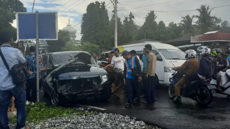 Mobil Travel di Pariaman Ringsek Dihajar Kereta, 6 Penumpang Selamat