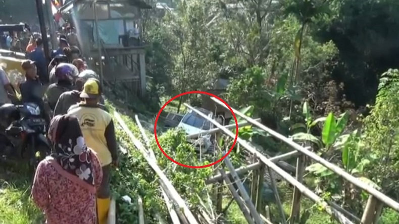 Minibus Terjun ke Jurang Setelah Tabrak Warung Sate Maranggi di Purwakarta, Sopir Selamat