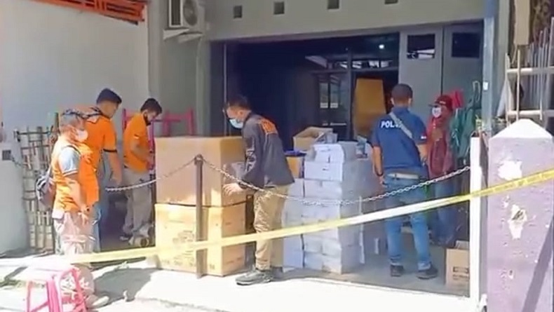 Begini Suasana saat Densus 88 Geledah Kantor Milik Syam Organizer di Soreang Bandung