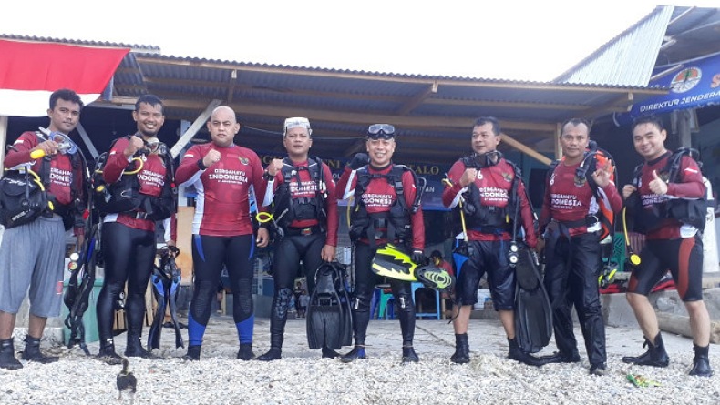 Meriahkan Kemerdekaan, Penyelam Gorontalo Kibarkan Bendera Merah Putih di Bawah Laut