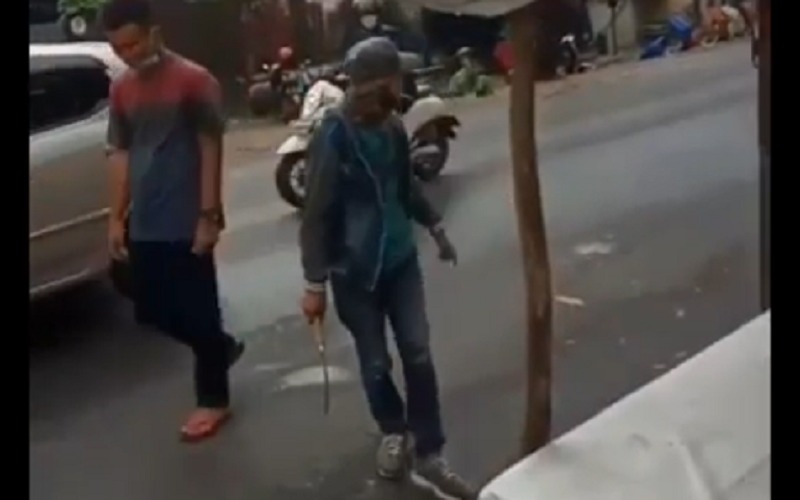 Viral Pedagang Bunga Acungkan Celurit di Kuburan Kandang Kawat, Polisi Menduga Pemalakan 