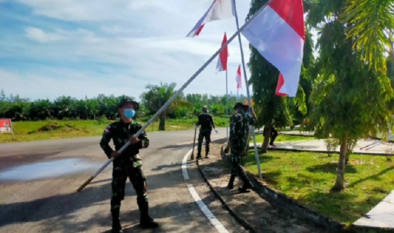 Satgas Pamtas Kibarkan Merah Putih di Tugu Garuda Perbatasan Indonesia-Malaysia