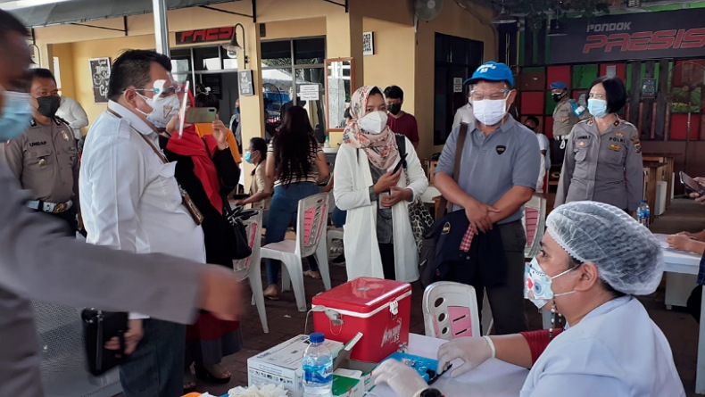 Tenaga Ahli Utama Kepala Staf Kepresidenan Kunjungi Gerai Vaksin Presisi Polresta Manado