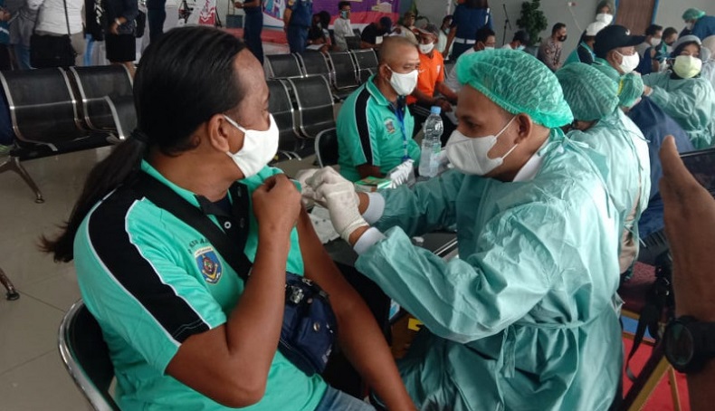 Gubernur Maluku Apresiasi KSOP Ambon, Gelar 1.000 Vaksinasi untuk Buruh Bongkar Muat