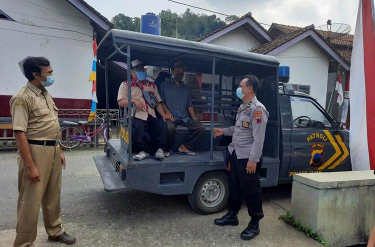 Gunakan Mobil Patroli, Polsek Alian Kebumen Jemput Penyandang Disabilitas Vaksin Covid-19 