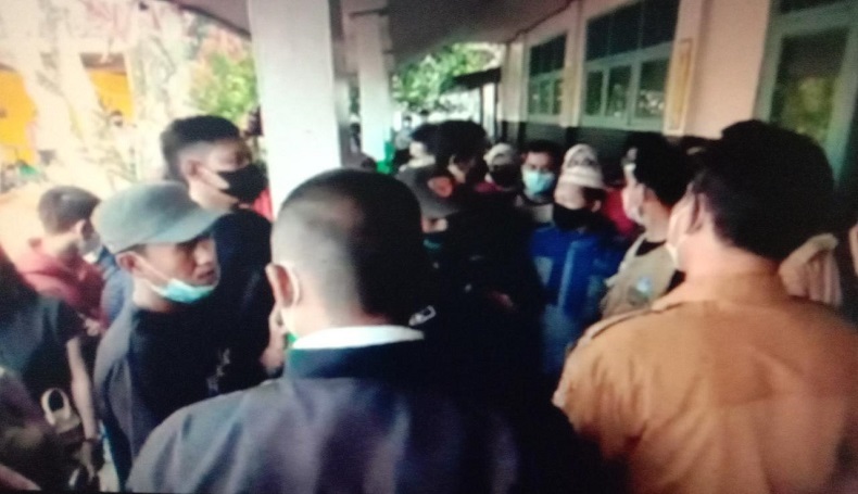 Kurang Edukasi Prokes, Warga Masih Berdesakan saat Vaksinasi Covid-19 di Purwakarta