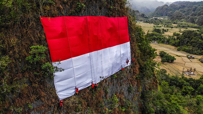 Prosesi Pengibaran Bendera Merah Putih di Tebing Setinggi 150 Meter - Bagian 1