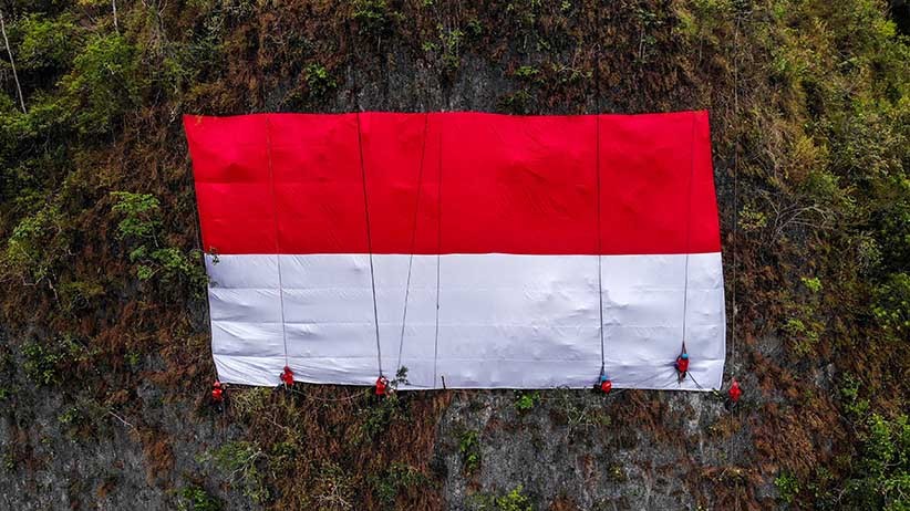 Prosesi Pengibaran Bendera Merah Putih di Tebing Setinggi 150 Meter - Bagian 2