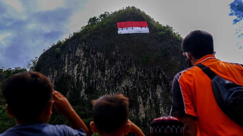 Prosesi Pengibaran Bendera Merah Putih di Tebing Setinggi 150 Meter - Bagian 4