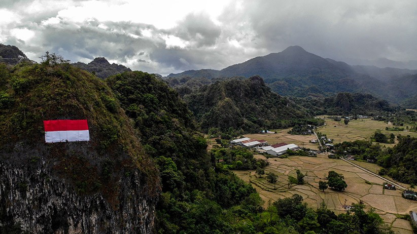 Prosesi Pengibaran Bendera Merah Putih di Tebing Setinggi 150 Meter - Bagian 3