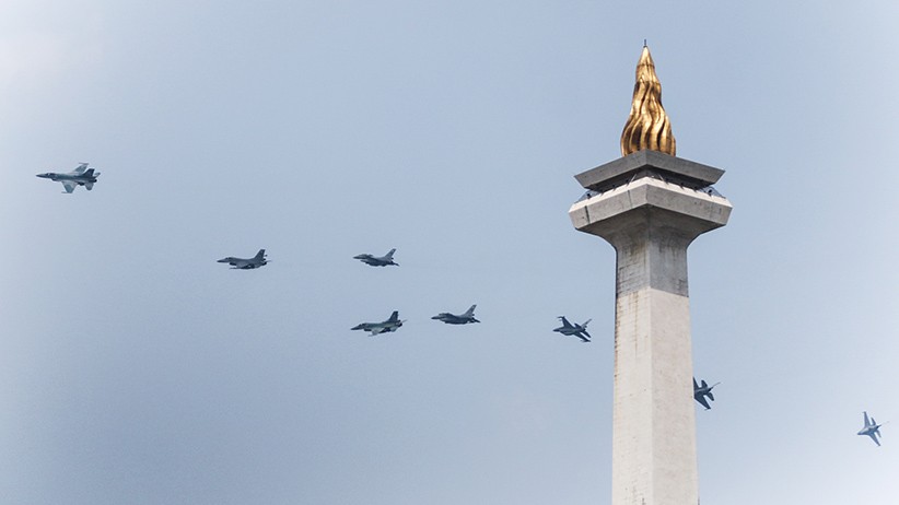 Aksi 8 Pesawat Tempur F16 TNI AU Terbang Melintas di Atas Istana Merdeka - Bagian 3