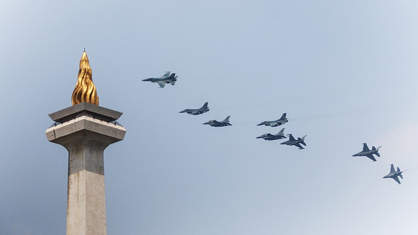 Aksi 8 Pesawat Tempur F16 TNI AU Terbang Melintas di Atas Istana Merdeka - Bagian 2