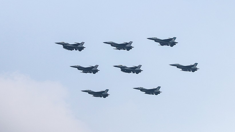 Aksi 8 Pesawat Tempur F16 TNI AU Terbang Melintas di Atas Istana Merdeka - Bagian 1