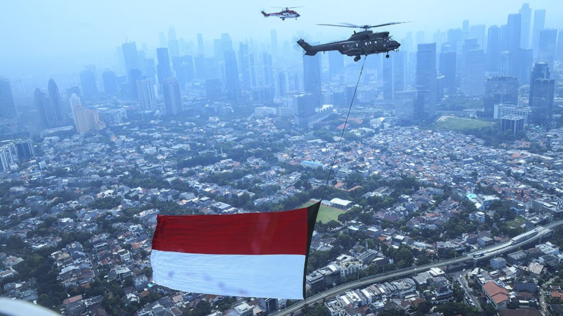 Helikopter TNI AU Bawa Bendera Merah Putih Raksasa di Langit Jakarta - Bagian 3