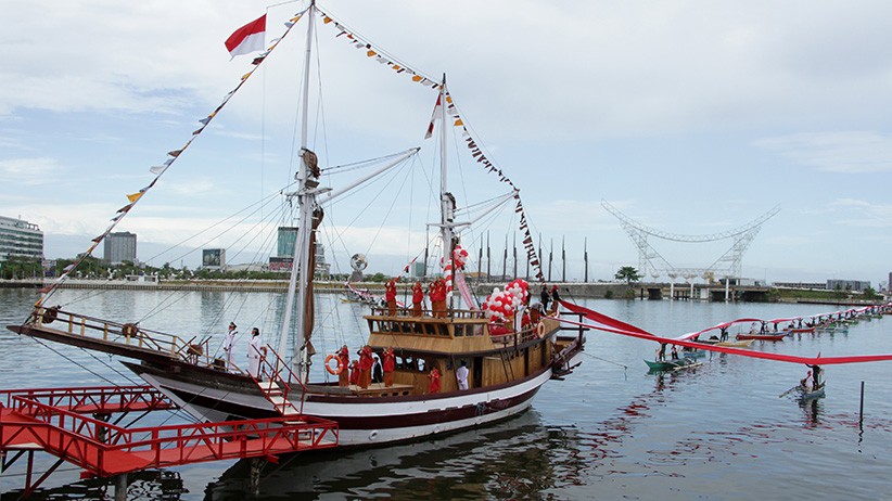TNI - Polri dan Nelayan Bentangkan Bendera Merah Putih Sepanjang 1.000 Meter - Bagian 3