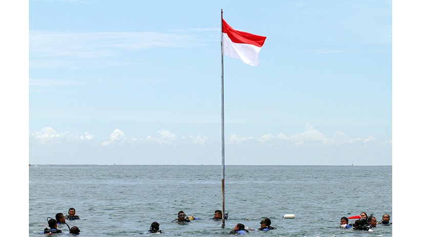 Pengibaran Bendera Merah Putih oleh Penyelam Gabungan dari Dalam Laut - Bagian 2