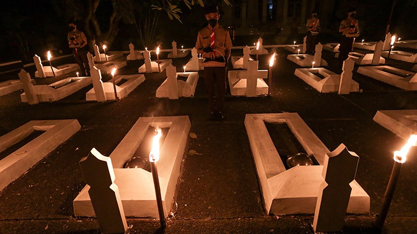 Suasana Renungan Suci di Taman Makam Pahlawan Memperingati HUT RI - Bagian 1