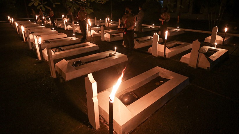 Suasana Renungan Suci di Taman Makam Pahlawan Memperingati HUT RI - Bagian 2