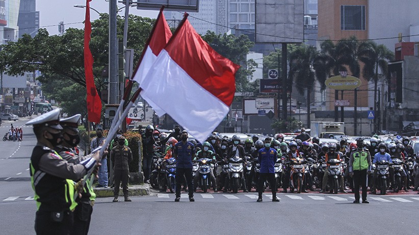 Potret Sikap Sempurna Masyarakat di Depok Peringati Detik-Detik Proklamasi - Bagian 1