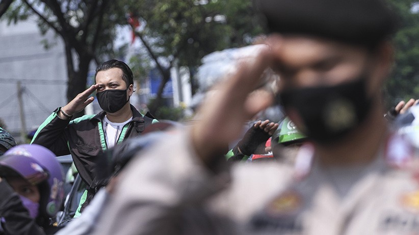 Potret Sikap Sempurna Masyarakat di Depok Peringati Detik-Detik Proklamasi - Bagian 3