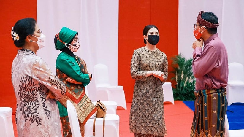 Wamenparekraf Angela Tanoesoedibjo Pakai Baju Kurung Manik Modifikasi saat Upacara HUT RI - Bagian 1