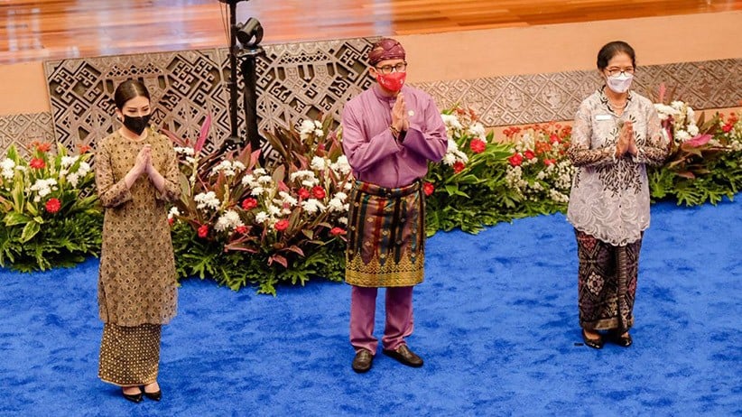 Wamenparekraf Angela Tanoesoedibjo Pakai Baju Kurung Manik Modifikasi saat Upacara HUT RI - Bagian 5