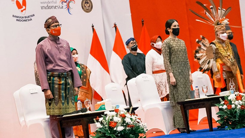 Wamenparekraf Angela Tanoesoedibjo Pakai Baju Kurung Manik Modifikasi saat Upacara HUT RI - Bagian 6