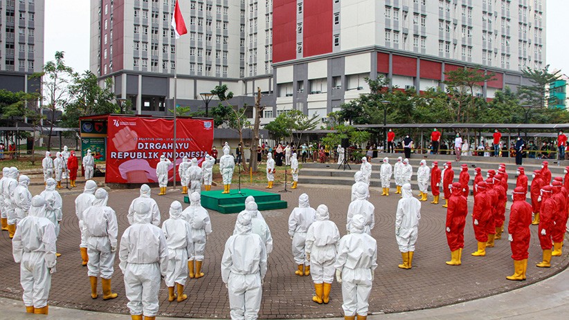 Nakes dan Pasien Covid Ikuti Upacara HUT RI di RSDC Wisma Atlet Kemayoran - Bagian 1