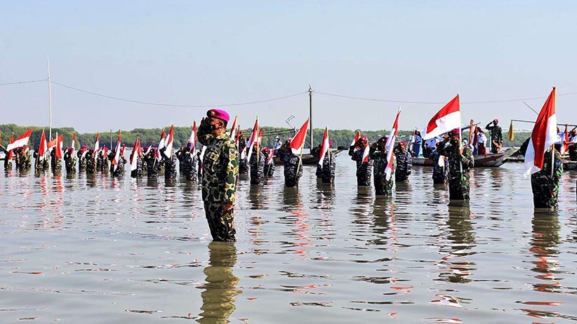 Marinir dan Masyarakat Pesisir Surabaya Berendam di Laut Ikuti Upacara HUT RI - Bagian 2