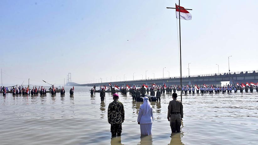 Marinir dan Masyarakat Pesisir Surabaya Berendam di Laut Ikuti Upacara HUT RI - Bagian 3