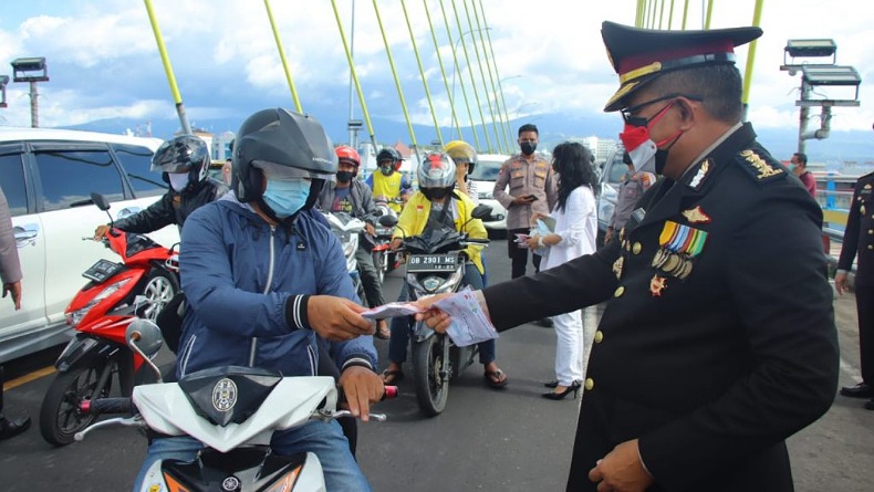 Polda Sulut Bagikan Sembako ke Wartawan dan Nelayan Jengki di Jembatan Soekarno