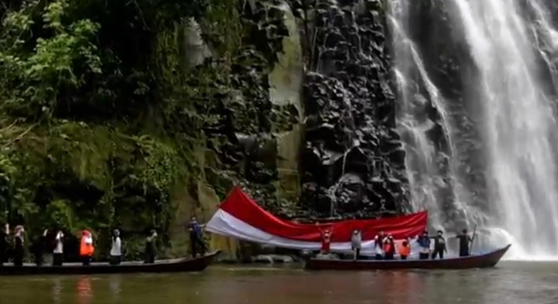 Bendera Raksasa Berkibar di Air Terjun Simanuk Manuk