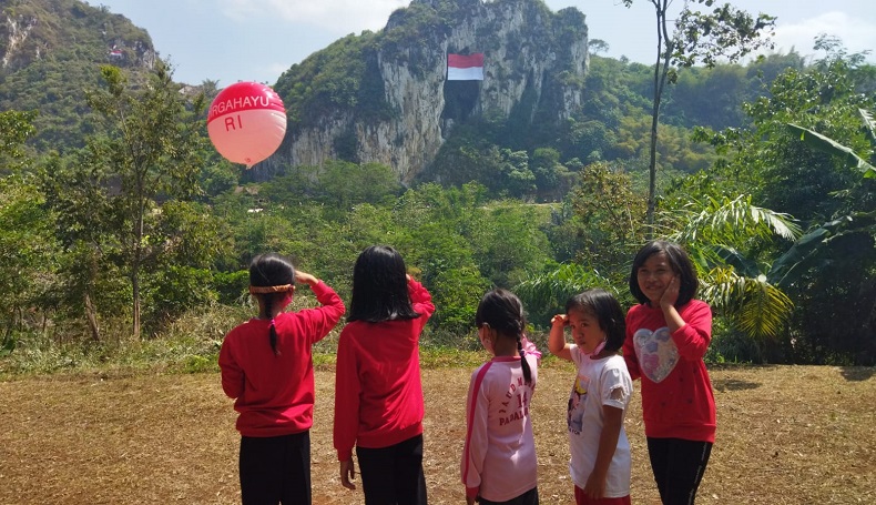 Bendera Merah Putih Raksasa Dikibarkan di Tebing Gunung Hawu KBB Setinggi 90 Meter