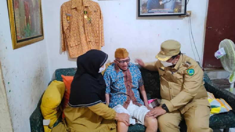 title Dikunjungi Bupati, Veteran di Maros: Baru Kali Ini Ada yang Datangi Saya Dikunjungi Bupati, Veteran di Maros: Baru Kali Ini Ada yang Datangi Saya