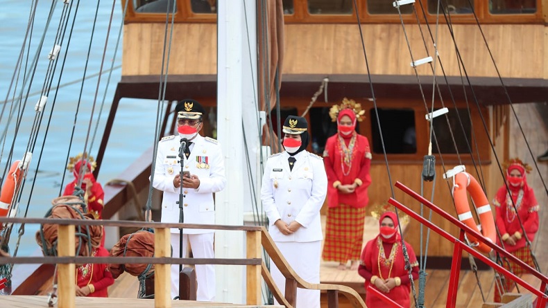 Upacara HUT RI di Makassar, Danny Pomanto Berdiri di Atas Kapal Pinisi