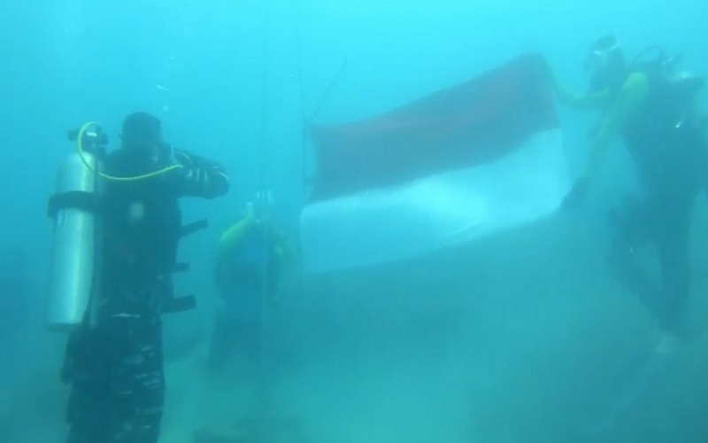 Detik-Detik Bendera Merah Putih Berkibar di Bawah Laut Sangiang Banten