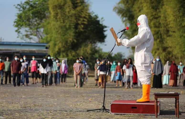 Pakai Hazmat saat Pimpin Upacara HUT ke-76 RI di Donohudan, Ganjar: Panas Banget Ternyata