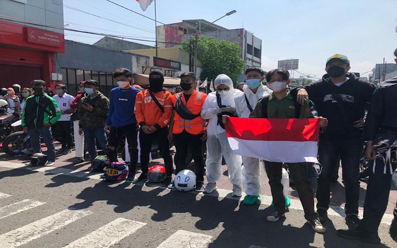 Momen Pengendara Berhenti di Simpang 5 Bandung saat Indonesia Raya Berkumandang 