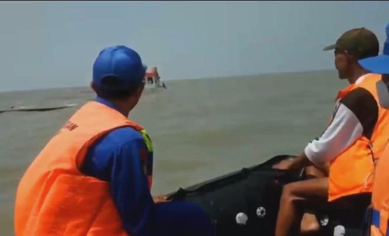 title Dihantam Ombak, Kapal Pengangkut BBM Tenggelam di Perairan Banyutowo Pati, 7 ABK Selamat Dihantam Ombak, Kapal Pengangkut BBM Tenggelam di Perairan Banyutowo Pati, 7 ABK Selamat