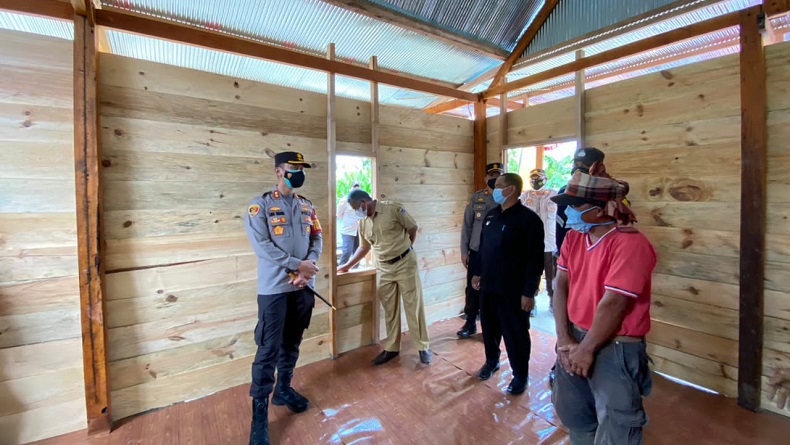 HUT ke-76 RI, Kapolres Enrekang Bantu Bedah Rumah Warga Tak Layak Huni