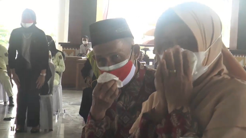 title Tangis Haru Karsiah, Ibunda Ridho Pelajar Lampung Jadi Pengerek Merah Putih di Istana Tangis Haru Karsiah, Ibunda Ridho Pelajar Lampung Jadi Pengerek Merah Putih di Istana