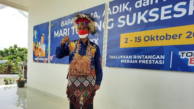 Terinsipirasi Jokowi, Ketua DPRD Papua Pakai Baju Adat Kepulauan Yapen
