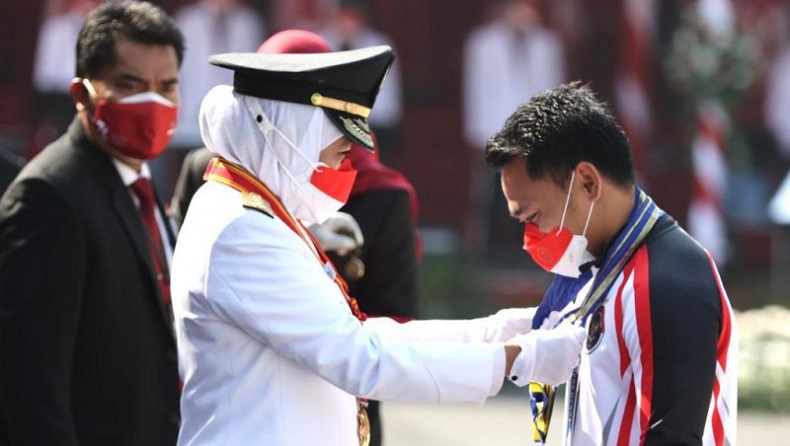 title Momen Lifter Eko Yuli Disematkan Lencana Jer Basuki Mawa Beya Emas oleh Gubernur Khofifah Momen Lifter Eko Yuli Disematkan Lencana Jer Basuki Mawa Beya Emas oleh Gubernur Khofifah