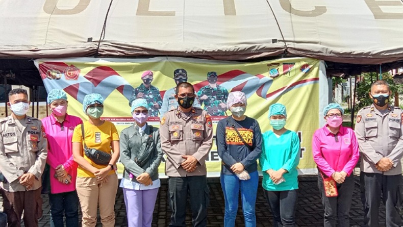 Personel Polisi Bagikan 250 Paket Makanan Siap Saji di Bitung