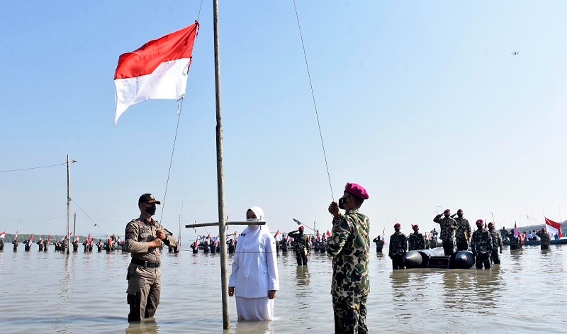 Serba 76, Yonif 5 Marinir Gelar Upacara Detik-Detik Proklamasi di Pesisir Suramadu 