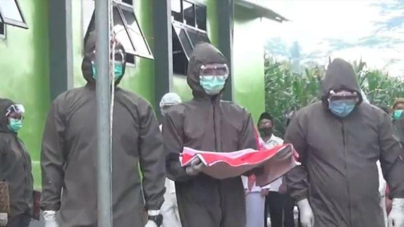title Kenakan APD Lengkap, Nakes di Banjarnegara Gelar Upacara HUT RI  Kenakan APD Lengkap, Nakes di Banjarnegara Gelar Upacara HUT RI