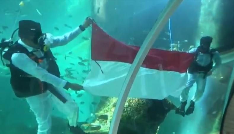 Unik, Penyelam Berseragam Paskibra Kibarkan Merah Putih di Akuarium Raksasa