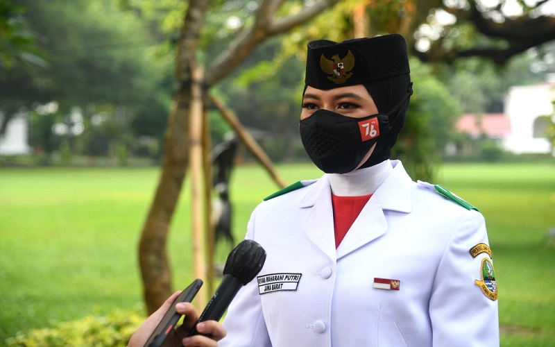 Dua Wakil Jabar Kibarkan Sang Saka Merah Putih di Istana Merdeka